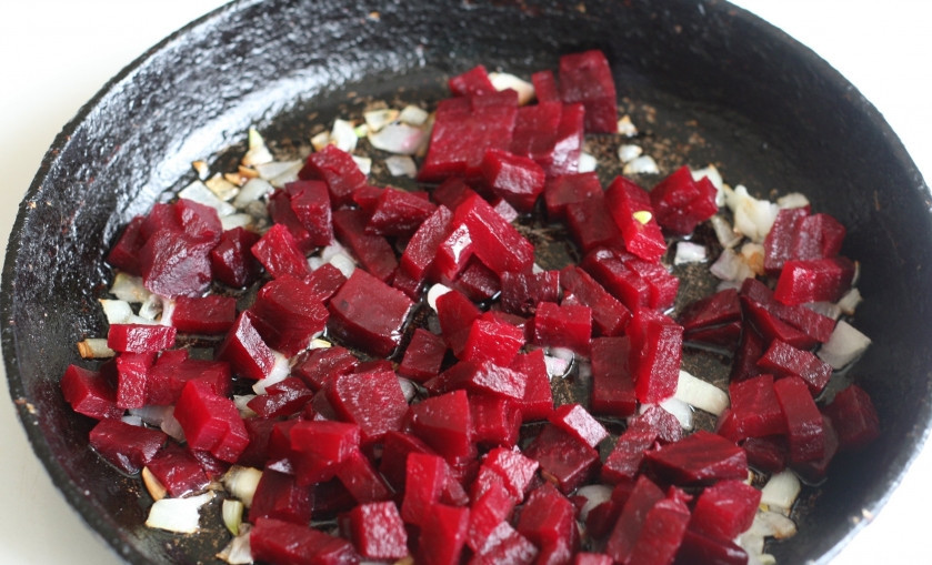 1. Этап. Свекла, тушенная в сметане: 2. Добавим свеклу, перемешаем. Свеклу с луком обжариваем примерно 5-10 минут на небольшом огне.