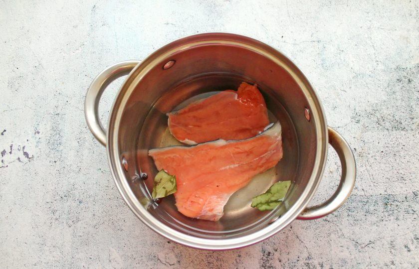 1. Этап. Лосось Су-вид: В кастрюлю или сотейник влейте воду, выложите соль, сахар, лавровый лист и черный перец. Все доведите до кипения и варите до растворения соли и сахара, остудите. Филе лосося проверьте на присутствии костей, если такие обнаружите, удалите. В остывший рассол выложите лосось и оставьте на 30 минут.