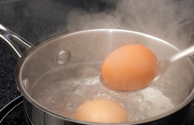 1. Этап. Салат Цезарь с кальмарами: Яйца опустить в кипяток на 1 минуту, потом остудить.