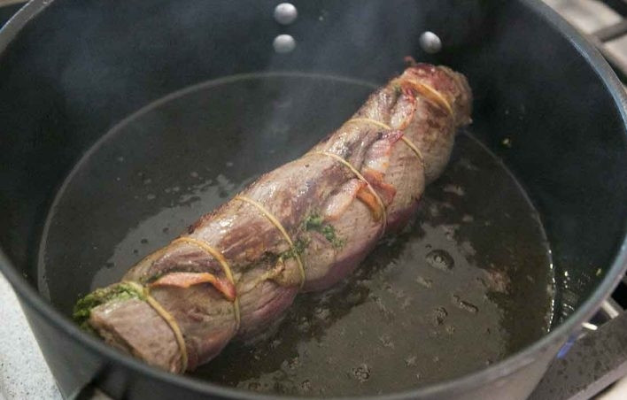 1. Этап. Говяжий рулет: 5. Разогрейте жир, что остался после обжаривая бекона, выложите рулет и обжаривайте его до образования румяной корочки, регулярно переворачивая.