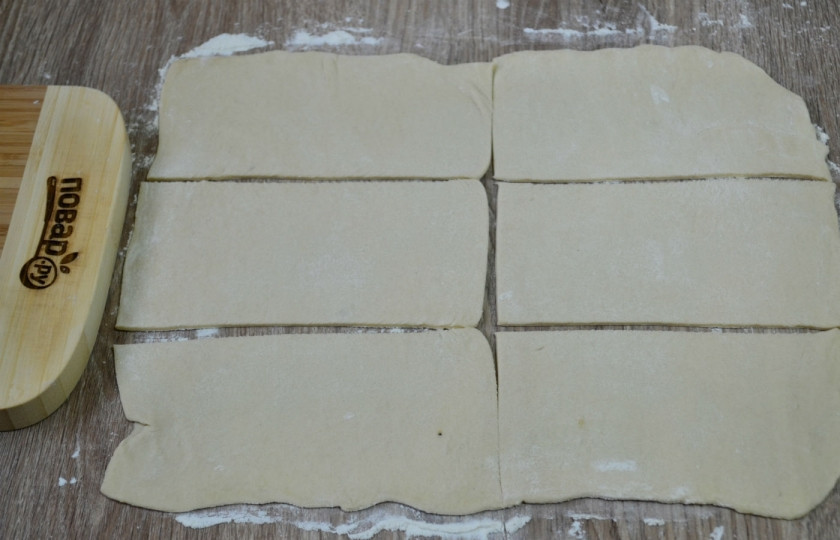 1. Этап. Слойка классическая: Слоеное тесто тонко раскатайте. Порежьте его на 6 прямоугольников примерно 4х8 см.
