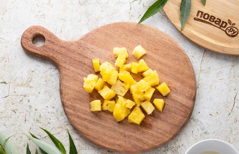 1. Этап. Кисло-сладкий соус с ананасами китайский: Слейте ананасовый сироп из банки, отмерьте необходимое количество для соуса. Ананасы откиньте на сито, порежьте их на кубики среднего размера, если используете ананасовые кольца или треугольники.