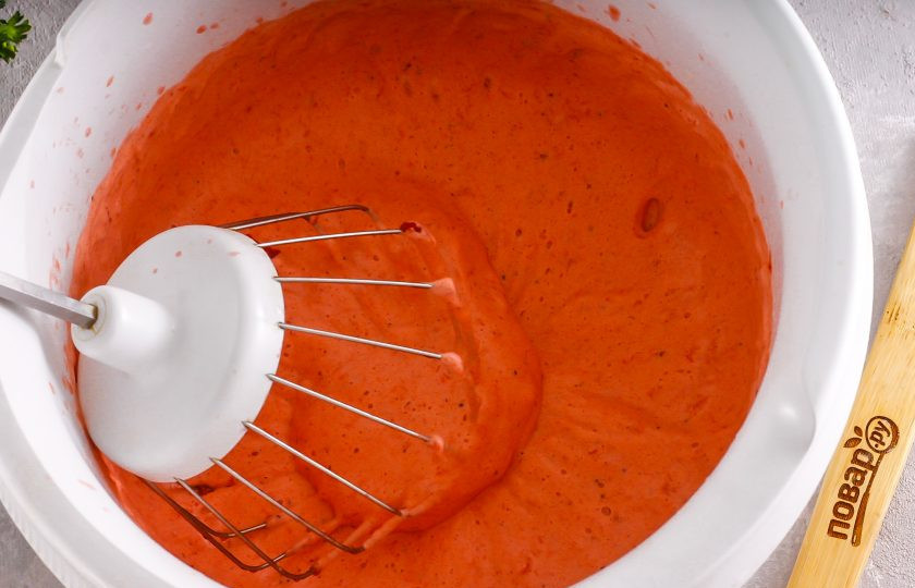 1. Этап. Маршмеллоу из клубники: Выключите нагрев и остудите ягодную массу примерно 5 минут. В это время размешайте жидкость с желатином. Влейте ягодную массу в емкость кухонного комбайна, туда же влейте жидкость с желатином, и накройте емкость крышкой. Начните взбивать на высокой скорости примерно 8-10 минут до побеления всей массы и увеличения в два раза. Помните, что взбивать нужно горячее ягодное пюре, а не остывшее.