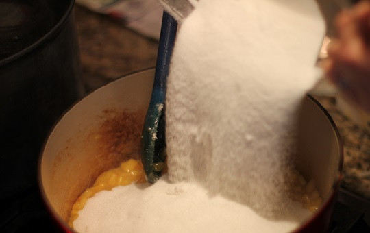 1. Этап. Персиковое варенье на скорую руку: 4. Следом высыпать сахарную пудру. Лучше использовать именно ее, а не сахар, так как она быстрее растворяется. Если варенье заготавливается на зиму, то сахара должно быть ровно столько же, сколько и персиков.