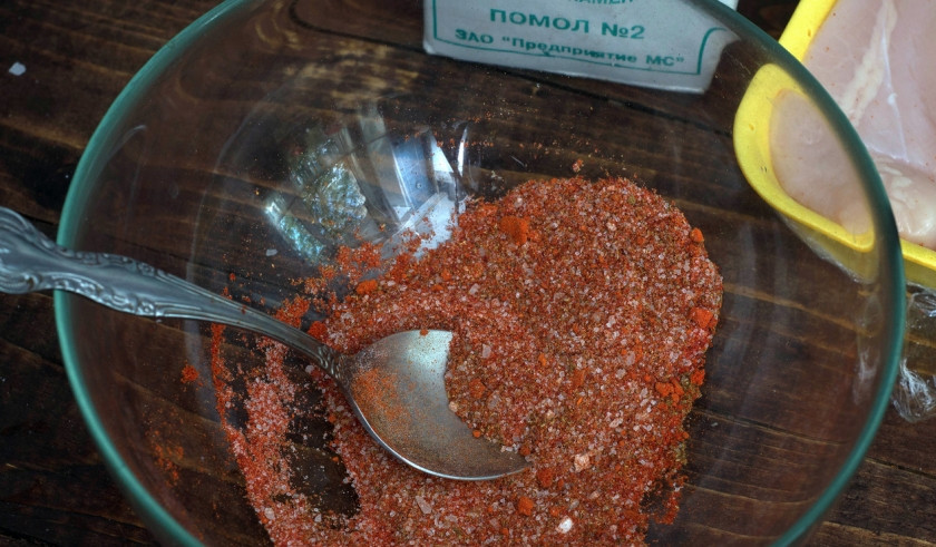 1. Этап. Бастурма из курицы: Смешайте все специи.