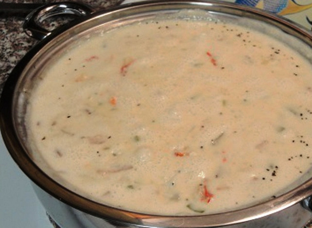 1. Этап. Суп из крабов: Теперь добавьте мясо краба и влейте сливки. Посолите и поперчите. Доведите суп до кипения, оставьте его готовиться буквально на две-три минуты. В конце добавьте рубленую кинзу и чеснок. Подавайте блюдо горячим!