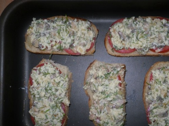 1. Этап. Бутерброды с шампиньонами: Полученную смесь распределите на бутербродах, поверх помидоров и отправьте в духовку запекаться при 180 градусах на 10 минут. Подайте на стол в горячем виде.