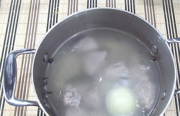 1. Этап. Классический суп Харчо: Залейте воду в кастрюлю. Варите бульон до кипения, затем снимите пенку. После варите ещё 15 минут на медленном огне под крышкой.