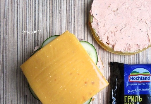 1. Этап. Томатно-сырный сэндвич с фасолью: Положите ломтик плавленого сыра 