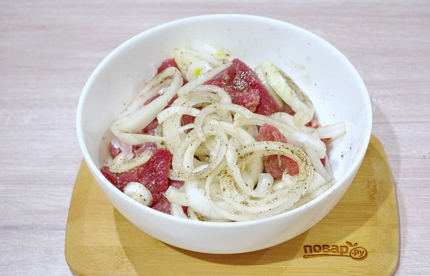 1. Этап. Шишкебек: Смешайте лук, мясо и специи. Смешайте несколько ложек растительного масла с уксусом. Влейте массу к мясу, хорошо перемешайте руками.