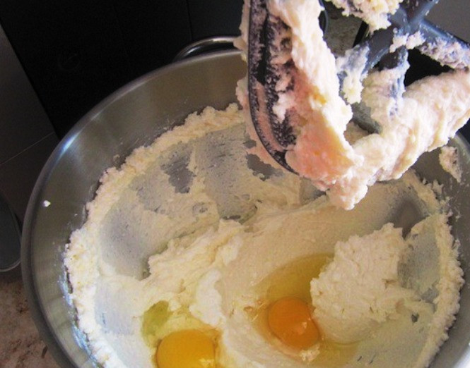 1. Этап. Диетические лепешки с творогом: Разотрите творог с маслом и сахаром, добавьте яйца, кефир и хорошо размешайте.