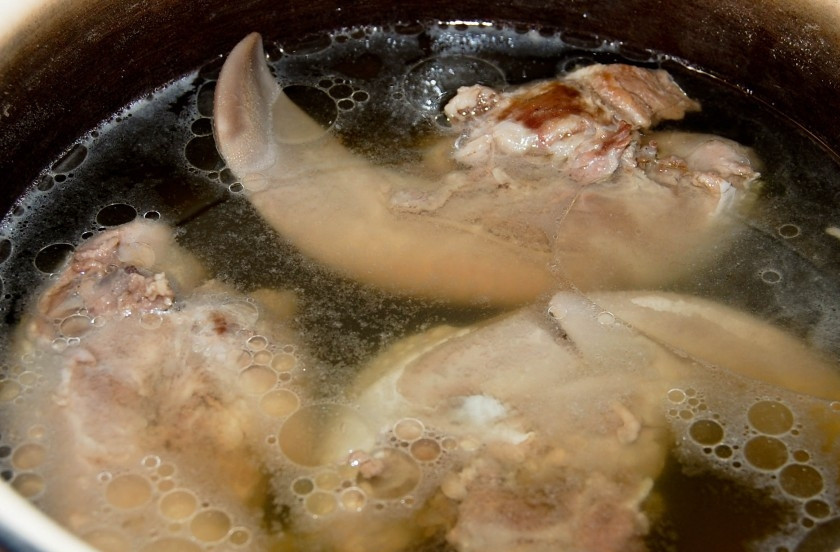 1. Этап. Язык под соусом бешамель: 2. Язык перед отправкой в воду нужно тщательно помыть и почистить. После закипания добавьте в бульон специи, соль и одну луковицу (можно и морковь).