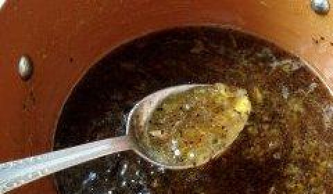 1. Этап. Джем из киви: Разбухший желатин добавляем в кастрюлю, перемешиваем и варим еще 10 минут. Готовый джем снимаем с огня, слегка остужаем и разливаем по баночкам.