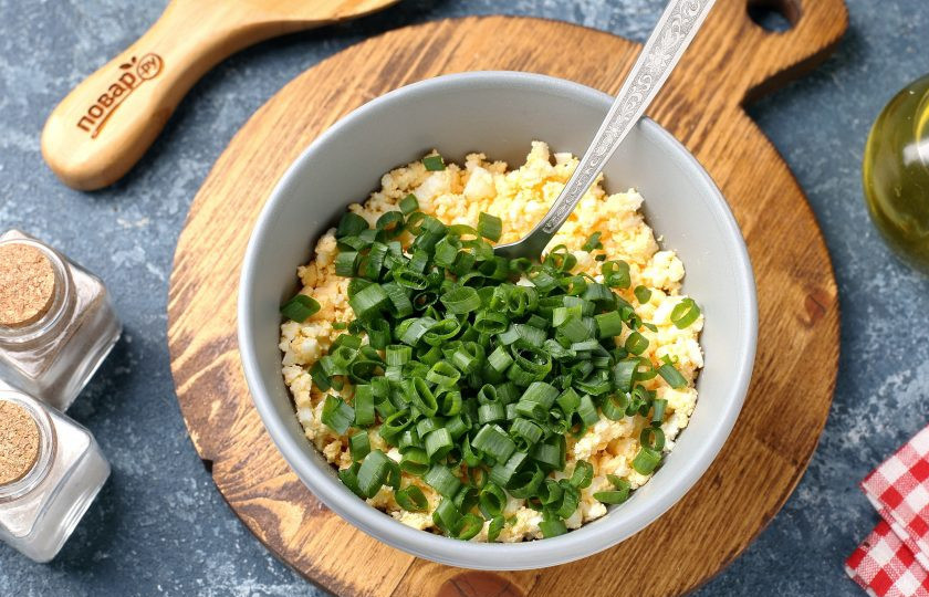 1. Этап. Конвертики из лаваша с варёными яйцами и сметаной: Добавьте нарезанный колечками зелёный лук или любую другую свежую зелень по вкусу.