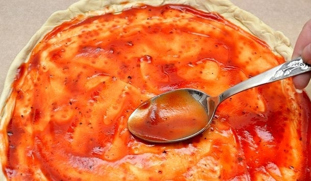 1. Этап. Пицца гавайская: Тесто смазать соусом для пиццы.