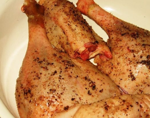 1. Этап. Гусь с картошкой: Подготовленного гуся - ощипанного, выпотрошенного и вымытого - нарезаем на порционные куски. Величина зависит только от вас. Посыпаем кусочки молотым перцем и щепоткой соли и оставляем на полчасика.