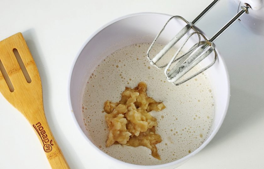 1. Этап. Шоколадные маффины с бананом: Затем добавьте размятые вилкой бананы.