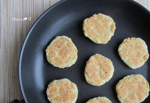 1. Этап. Печенье из поленты на сковороде: Переверните печенье на другую сторону и готовьте еще 5-6 минут.