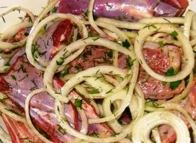 1. Этап. Ребрышки в коптильне: Добавьте порезанный кольцами лук и измельченную зелень, перемешайте и оставьте на час мариноваться. Подготовьте коптильню.