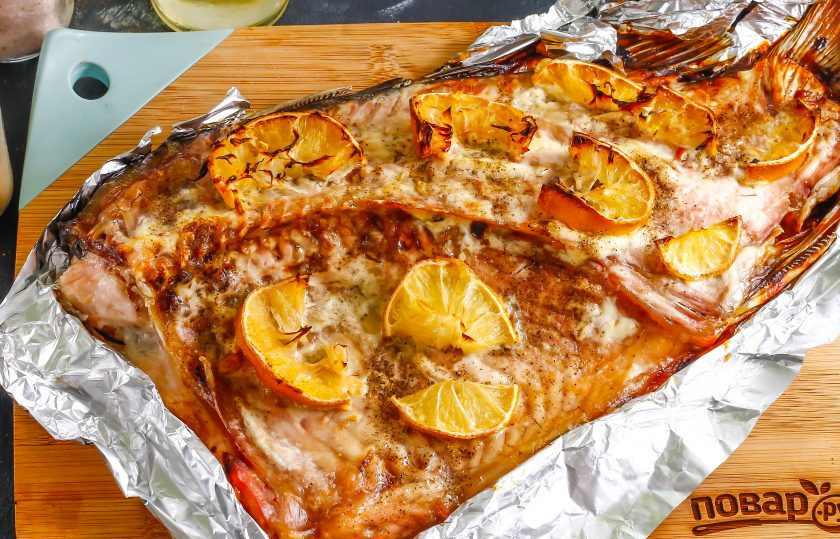 1. Этап. Сазан в духовке с лимоном: Время запекания напрямую зависит от вашей техники, как только рыбка достаточно подрумянится, вставьте в мясо нож. Если он будет выходить с легкостью — значит сазан полностью готов. Выключите нагрев и извлеките блюдо из духовки.