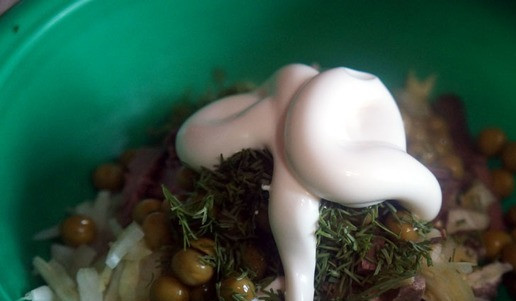 1. Этап. Салат с говяжьим сердцем и маринованными овощами: Добавить майонез.