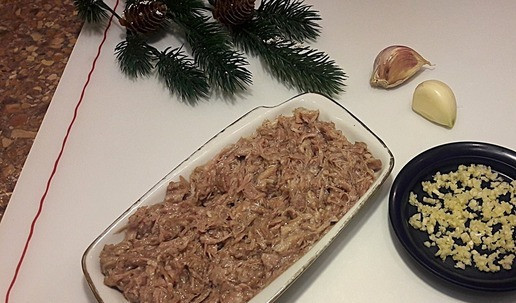 1. Этап. Рождественский холодец из шеек индейки: Мясо отделить от костей. Чеснок очистить, мелко порубить ножом.