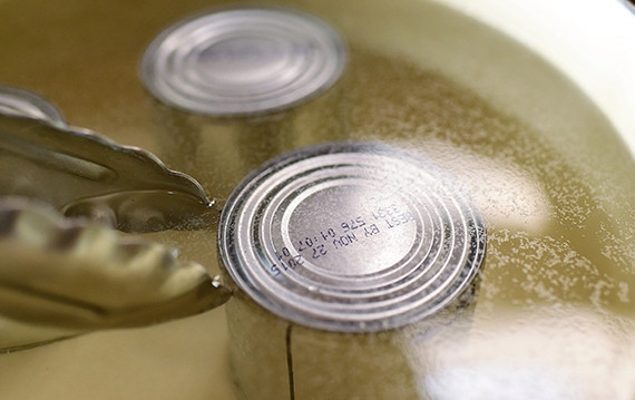 1. Этап. Вареное сгущенное молоко: 4. С помощью щипцов аккуратно переверните банки вверх дном, затем варите на слабом огне еще 1-2 часа.