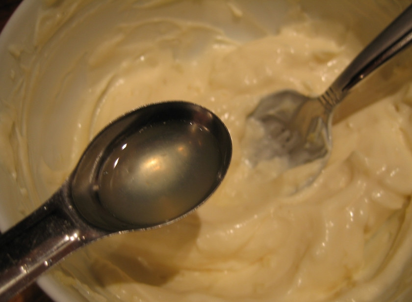 1. Этап. Креветки с соусом: 7. Смешиваем с майонезом до однородного состояния.