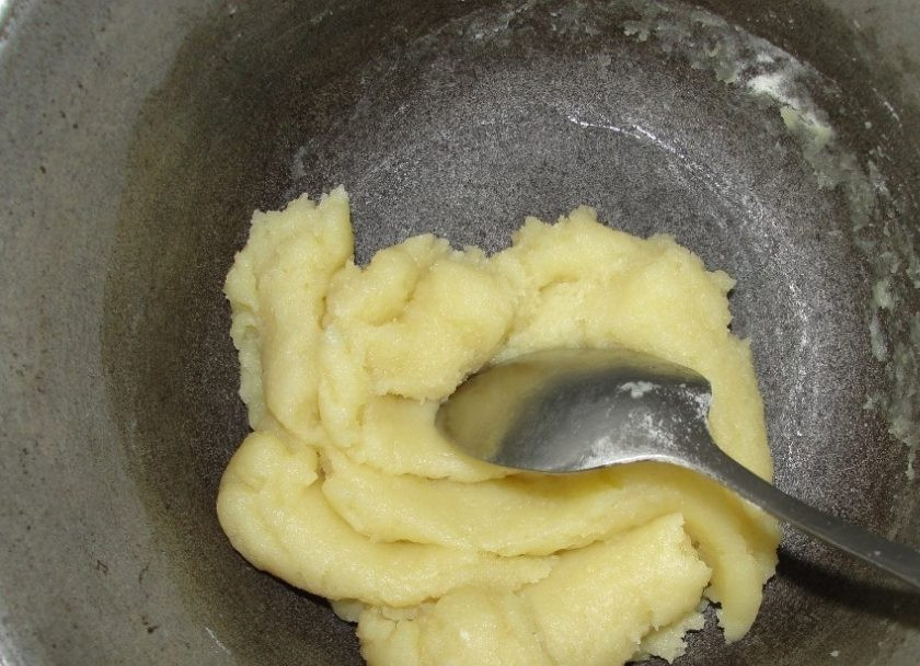 1. Этап. Тесто на эклеры: 4. Мешайте до тех пор, пока масса не станет пластичной. Этот способ самый простой и времени на приготовление теста уходит около 15 минут.