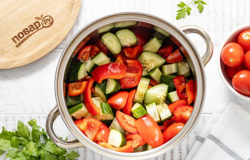 1. Этап. Огуречник: В глубокой кастрюле соедините огурцы и оставшиеся помидоры с перцем.