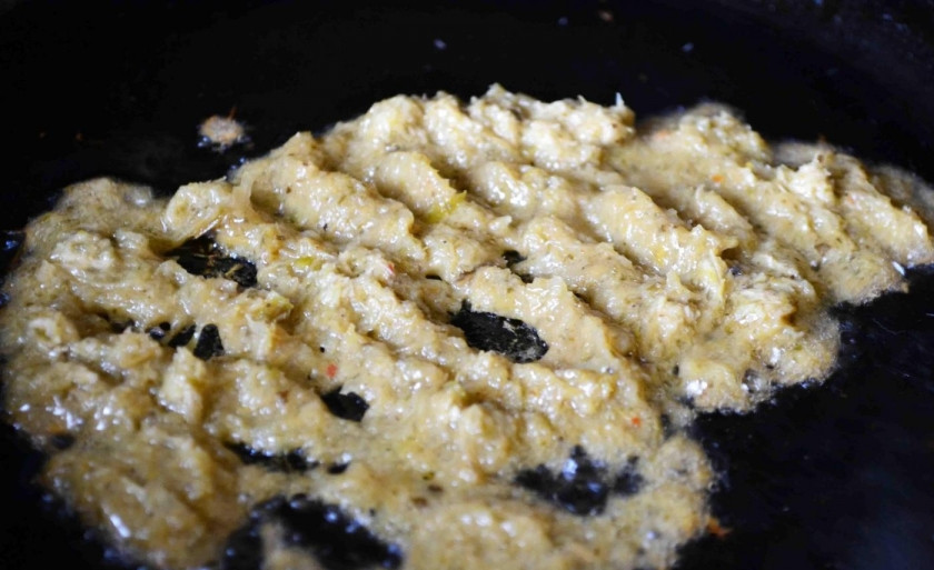 1. Этап. Говядина по-китайски в кисло-сладком соусе: Имбирь с измельчённым чесноком обжарьте в масле в течение пары минут, постоянно помешивая.