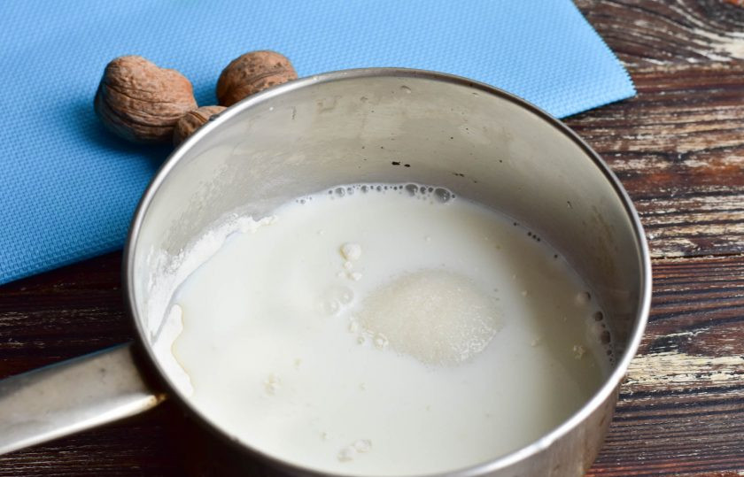 1. Этап. Профитроли с ванильным кремом: В ковш влейте молоко, всыпьте сахар и добавьте ванилин с мукой (2 ст. ложки).