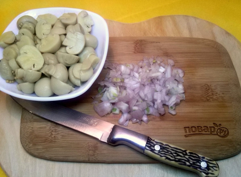 1. Этап. Салат Сытый папа: Лук измельчите, грибы нарежьте на 2-4 части . Если лук сильно горчит, замаринуйте его в 1 ст.л. лимонного сока на 5 минут.