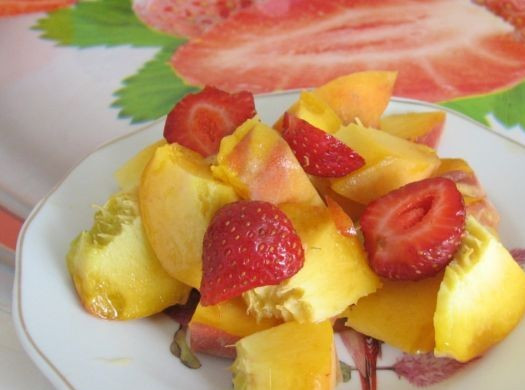 1. Этап. Смузи для детей: Моем ягоды и фрукты. Удаляем косточку у персика, грушу очищаем от кожуры и сердцевины. Нарезаем все ингредиенты на небольшие кусочки.