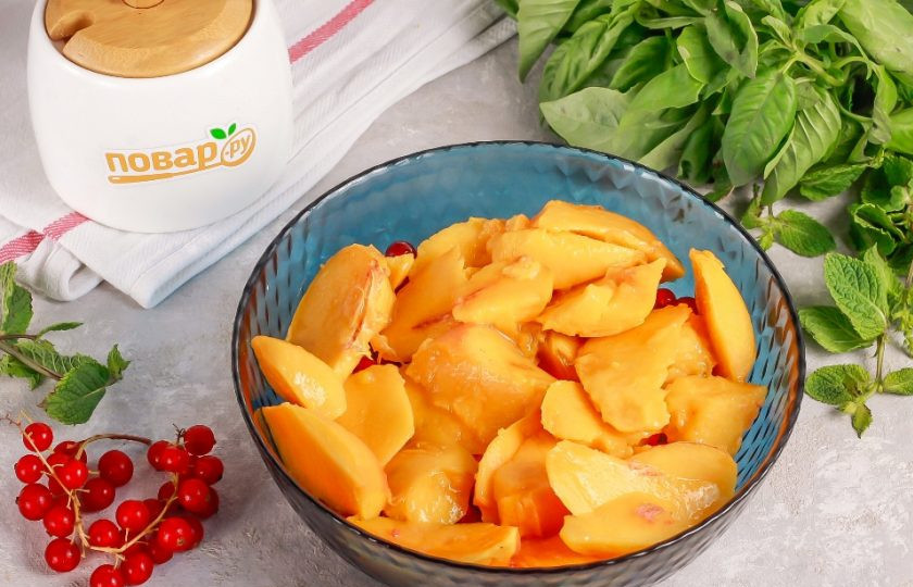 1. Этап. Варенье из красной смородины и персиков: Промойте персики в воде, тщательно смывая ворсистый слой с поверхности фруктов. Нарежьте ломтиками в емкость с ягодами, удаляя косточки.