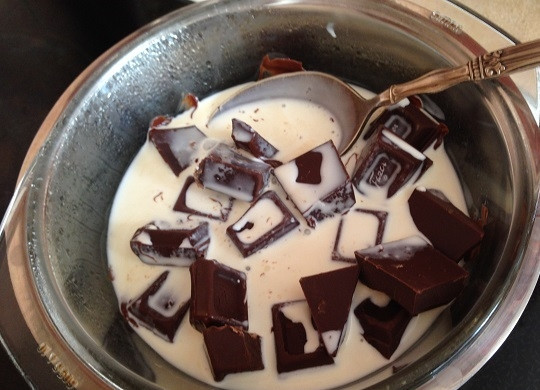 1. Этап. Бисквитный торт с вишней и творожным кремом: 14. Для украшения растопим шоколад в сливках на водяной бане, тщательно перемешиваем до однородности.