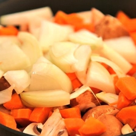 1. Этап. Жаркое из конины: Туда же - нарезанный лук.