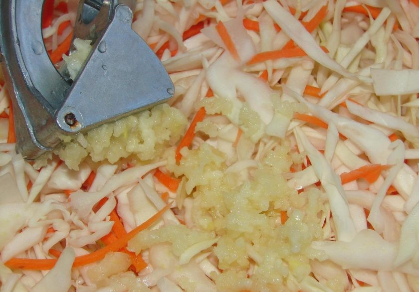 1. Этап. Маринованная капуста с хреном: Смешайте пропущенный через пресс чеснок с капустой, хреном, морковью и перцем.