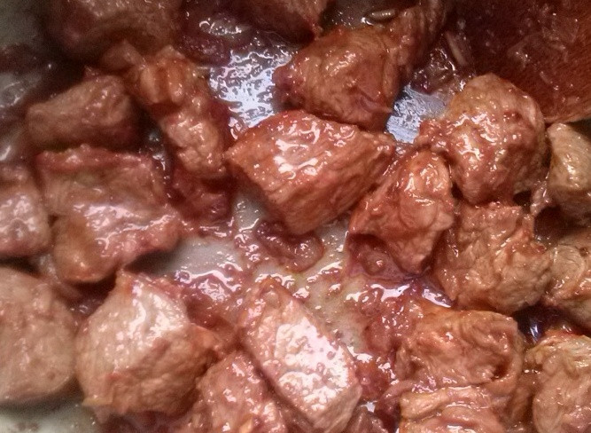 1. Этап. Гуляш по-венгерски с клецками: Мясо обжарьте со всех сторон в течение 5 минут. Добавьте измельченный чеснок, полстакана бульона (не холодного!). Закройте крышку и тушите 1 час.
