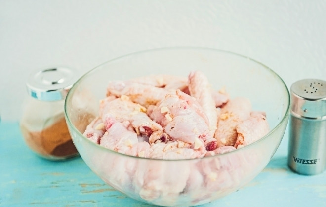 1. Этап. Острые куриные крылышки: 1. Крылышки ощипываем от перьев, моем и разрезаем по суставам на 3 части, перекладываем в миску. Добавляем к мясу соль, молотый чили, мелко порезанный чеснок и уксус. Перемешиваем мясо и оставляем в прохладном месте на 3-4 часа, можно на ночь.