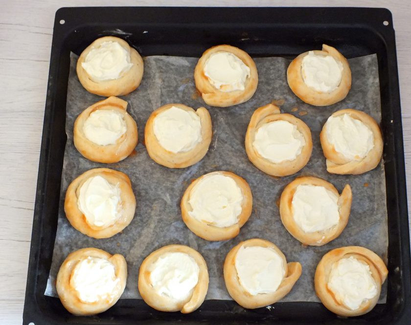 1. Этап. Булочки Даллас: В углубления выложите по 1,5 ст.л. ложки начинки. Разровняйте. Обмазкой из джема смажьте тесто. Поставьте противень с заготовками в духовку разогретую до 180 градусов на 30-35 минут. Выпекайте до румяного цвета.