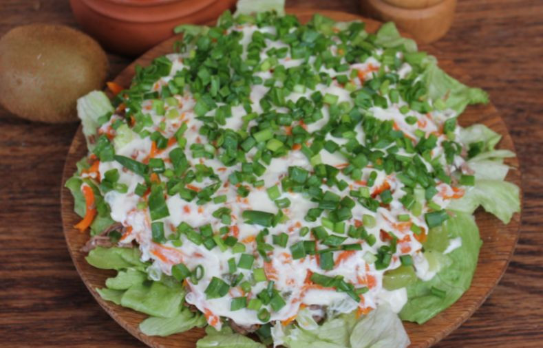 1. Этап. Салат с говядиной и киви: Посыпаем нарезанным зеленым луком.