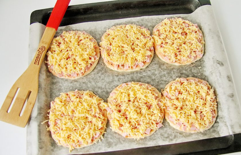 1. Этап. Мини пицца: Посыпьте начинку тертым сыром. Поставьте противень в разогретую до 230 градусов духовку и выпекайте 5-7 минут.