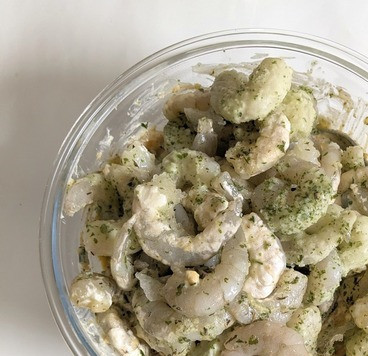 1. Этап. Тыква, фаршированная креветками и сыром: Вмешать креветки в соус, у меня они маринованные с чесноком и травами.