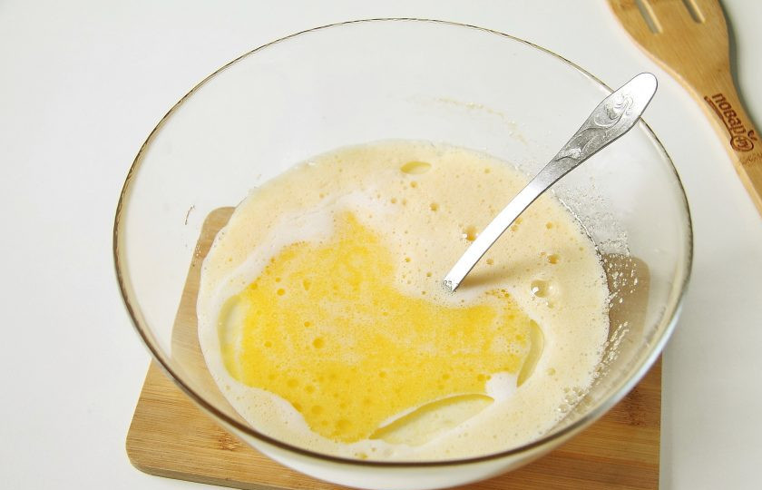 1. Этап. Кулич в микроволновке: Добавьте молоко, растительное и растопленное сливочное масло.