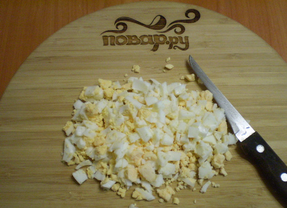 1. Этап. Салат из фасоли остренький: Отварные яйца чистим, рубим ножом на кубики.