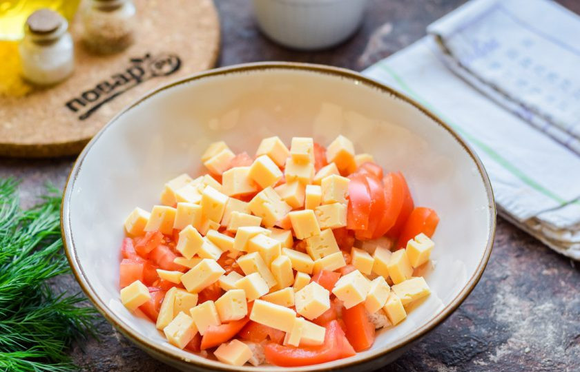 1. Этап. Салат Кокетка с курицей: Твердый сыр нарежьте небольшими кубиками, добавьте в салат.