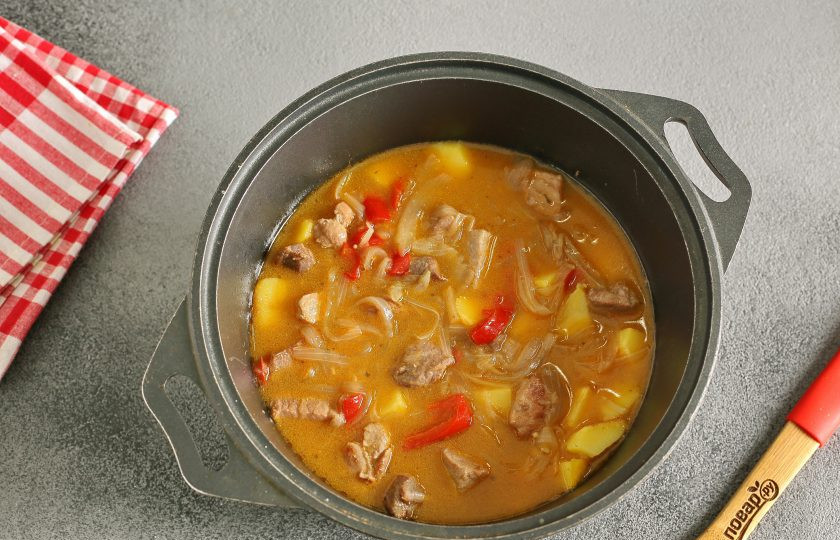 1. Этап. Немецкий гуляш: Добавьте воду, чтобы она полностью покрыла картофель, отрегулируйте на соль и тушите все вместе еще 10-15 минут. Когда блюдо будет готово, дайте ему настояться под крышкой еще около 10 минут.