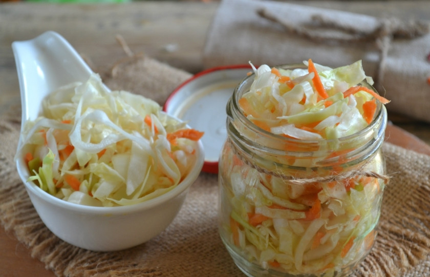 1. Этап. Маринованная сладкая капуста: Капусту можно подавать, но чтобы сделать ее вкус еще более выраженным и ярким, разложите ее по банкам, накройте крышкой и отправьте в холодильник на пару дней. Вы увидите, что с каждым днем она будет становиться все вкуснее. Приятного аппетита!