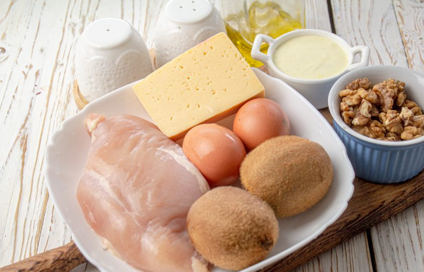 1. Этап. Салат Нежность с курицей, грецким орехом и киви: Подготовьте все необходимые ингредиенты. Куриное филе можно заменить на копченое, по желанию. Куриные яйца отварите вкрутую и остудите.